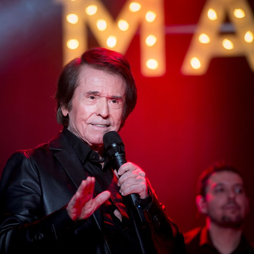 El cantante español Raphael durante un concierto en Madrid.