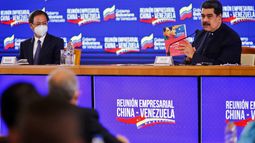 Foto del folleto publicado por la Presidencia venezolana que muestra al presidente de Venezuela, Nicolás Maduro, y al embajador chino en Venezuela, Li Baorong (izq.), Durante una reunión con representantes empresariales chinos en Caracas, el 6 de noviembre de 2020.