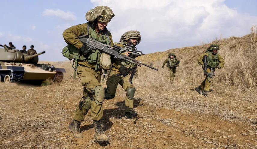 Soldados israelíes realizan maniobras en la Alturas de Golán, cerca de la frontera con Líbano.