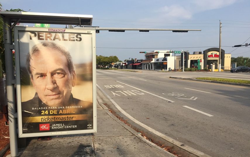 La c&eacute;ntrica calle Coral Way, en Miami, desolada muestra un aviso de concierto que fue suspendido.
