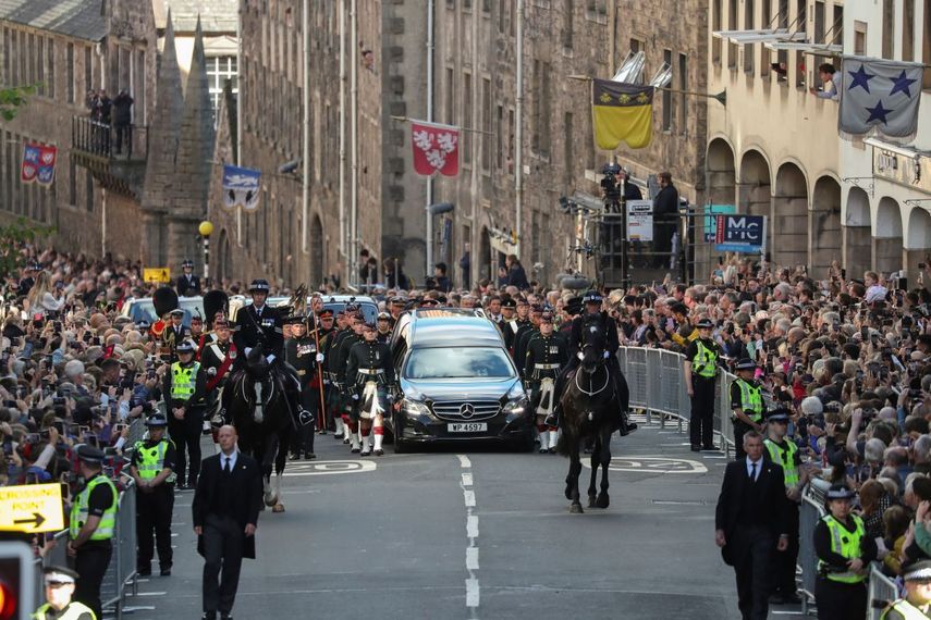 El cortejo fúnebre de la reina Isabel II con el rey Carlos III, la princesa Ana y el príncipe Andrés se dirige a la Catedral de San Giles en Edimburgo, el lunes 12 de septiembre de 2022.