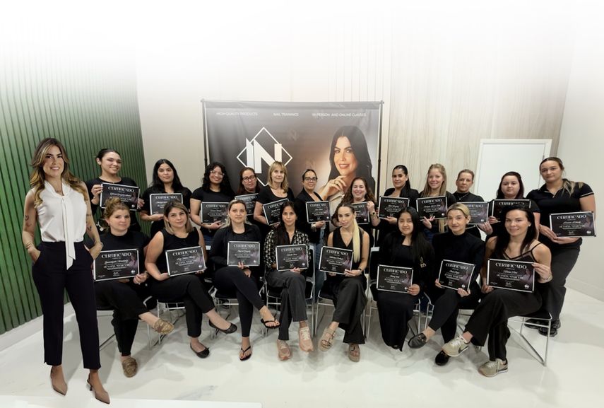 Ibett junto a sus alumnas.&nbsp;