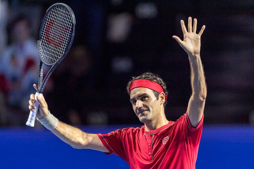 El suizo Roger Federer saluda al p&uacute;blico despu&eacute;s de vencer en la primera ronda del torneo de Basilea al alem&aacute;n Peter Gojowczyk, en la arena St. Jakobshalle de su natal Basilea, Suiza, el lunes 21 de octubre de 2019.