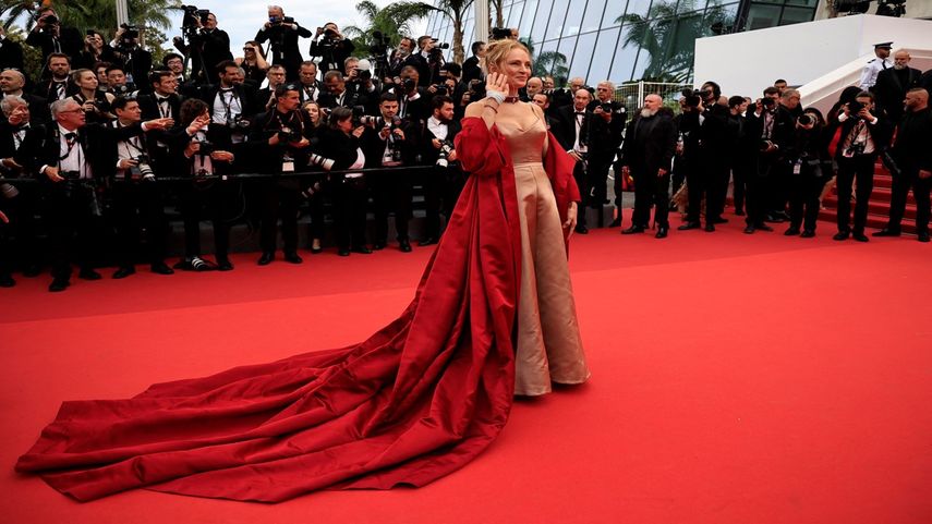 La actriz estadounidense Uma Thurman llega para la ceremonia de apertura y la proyección de la película Jeanne du Barry durante la 76ª edición del Festival de Cine de Cannes en Cannes, sur de Francia, el 16 de mayo de 2023.