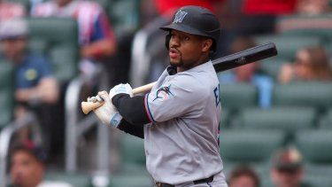 Xavier Edwards, número 9 de los Marlins de Miami, conecta un sencillo productor contra los Bravos de Atlanta en la sexta entrada en el Truist Park el 9 de agosto de 2025 en Atlanta, Georgia.