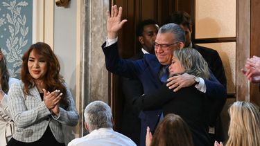 El excandidato presidencial venezolano y preso político recientemente liberado, Enrique Márquez, saluda mientras abraza a su sobrina Alejandra, al ser reconocido por el presidente estadounidense Donald Trump durante el discurso del Estado de la Unión en la Cámara de Representantes del Capitolio de los Estados Unidos en Washington, DC, el 24 de febrero de 2026.&nbsp;