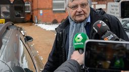 Wolfgang Schomburg, abogado alemán del expresidente catalán Carles&nbsp;Puigdemont, hace una declaración a medios españoles a su salida de la prisión de Neumünster tras mantener una reunión con su cliente.