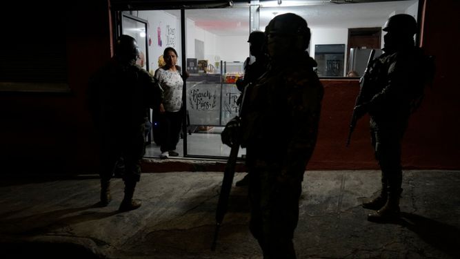 Militares patrullan por una calle ante los cortes de energía dispuestos debido a la falta de lluvias que afecta a una de las mayores plantas hidroeléctricas del país, en Quito, Ecuador, el miércoles 18 de septiembre de 2024.
