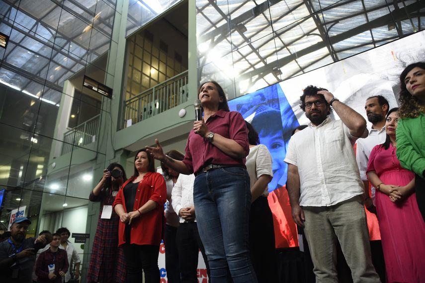 Con 35.817 mesas escrutadas de un total de 39.728, correspondiente al 90.16%, la opción en contra gana el plebiscito constitucional con 6.209.553 de votos, equivalentes a un 55.68%.