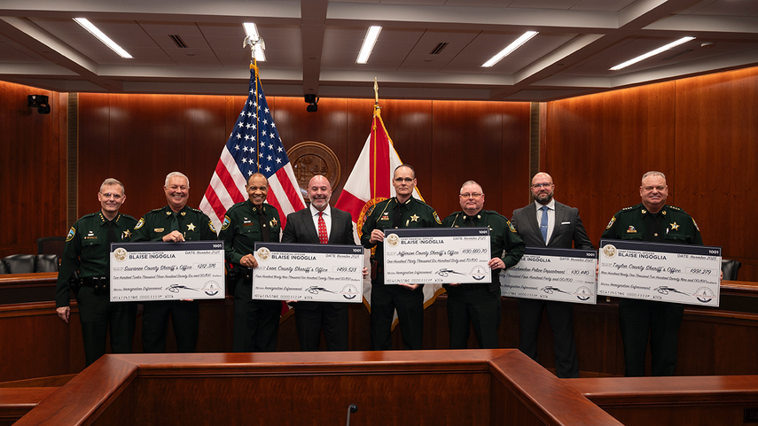 Blaise Ingoglia, junto a alguaciles de Florida.