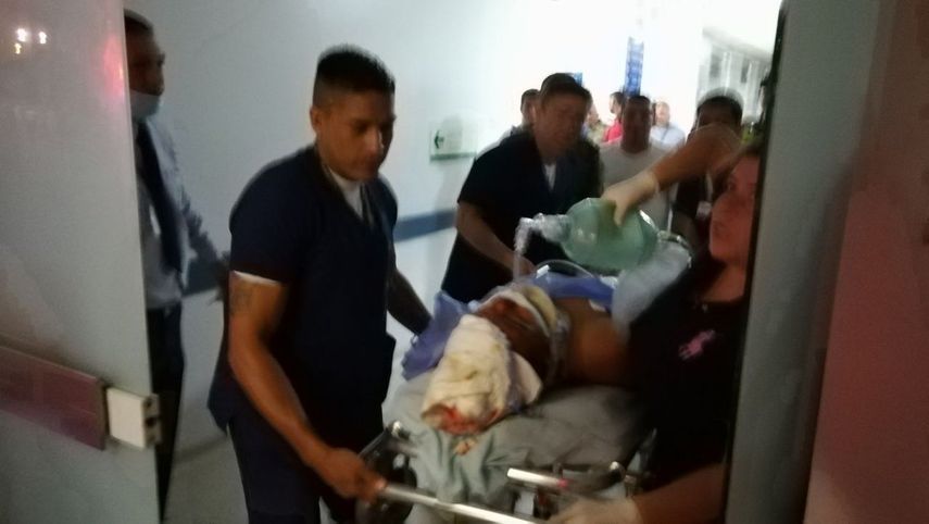 Heridos llegan al centro médico para ser atendidos. 