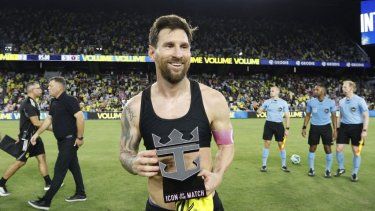 Lionel Messi, del Inter Miami CF, posa con el Icon of the Match Award después del partido de la MLS ante el Nashville SC en el GEODIS Park, el 18 de octubre de 2025 en Nashville, Tennessee.&nbsp;