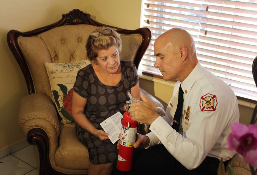 Una vecina de la municipalidad escucha la explicación del bombero. (HIALEAHFL)