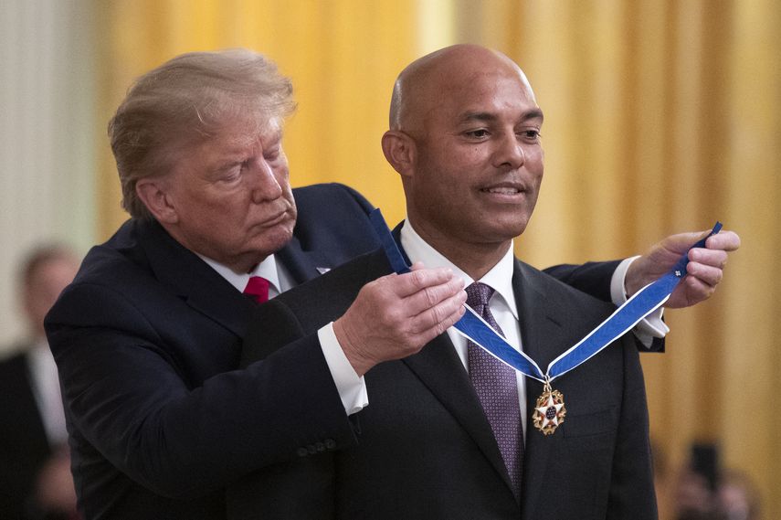 El presidente Donald Trump presenta la Medalla Presidencial de la Libertad al ex lanzador de béisbol de los Yankees de Nueva York Mariano Rivera, en la Sala Este de la Casa Blanca, el lunes 16 de septiembre de 2019 en Washington. A
