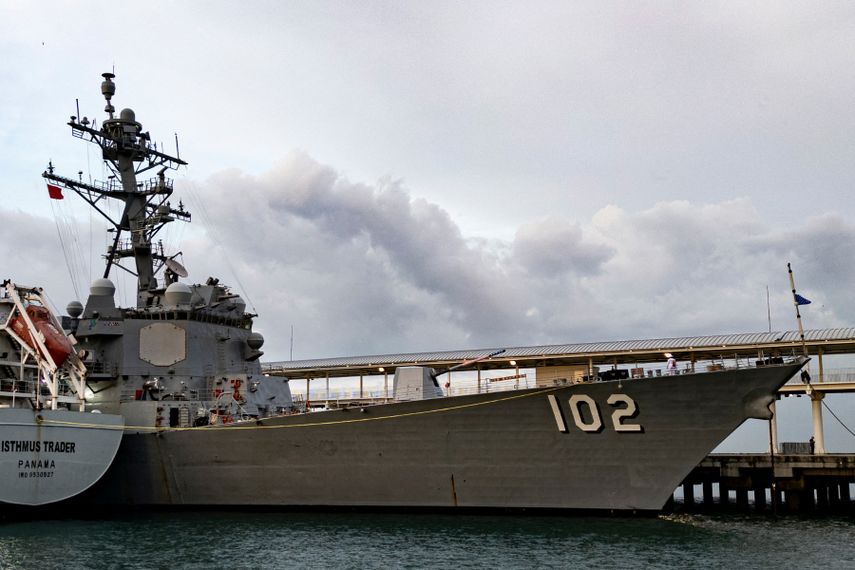 El buque de guerra de la Armada de EE. UU. USS Sampson (DDG 102) atraca en la Terminal Internacional de Cruceros de Amador en la Ciudad de Panamá el 30 de agosto de 2025. Estados Unidos envió tres buques de guerra a la región en medio de la escalada de tensiones con Venezuela, que desplegó buques de guerra y drones para patrullar la costa del país el 26 de agosto de 2025.
