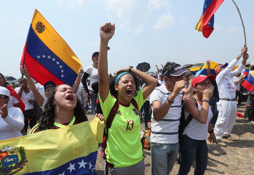 En uno de los corredores de acceso, en medio de una marea de personas nutrida además con centenares de vendedores callejeros, se encuentra Edilberto Colmenares, un venezolano que vino desde San Antonio del Táchira para brindar su apoyo al Gobierno de Juan Guaidó, jefe del Parlamento y quien se proclamó presidente interino de Venezuela.