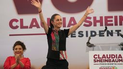 Claudia Sheinbaum saluda a sus partidarios en un mitin de campaña en la Ciudad de México, el jueves 16 de mayo de 2024.&nbsp;