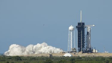 Un cohete Falcon 9 de SpaceX con la c&aacute;psula Crew Dragon a bordo es visto en la plataforma de lanzamientos durante una breve prueba el centro espacial Kennedy en Florida, el viernes 22 de mayo.