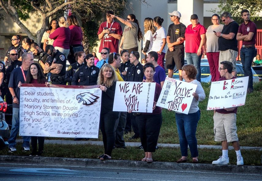 Decenas de personas acompañan el regreso de estudiantes y profesores a la escuela Marjory Stoneman Douglas en&nbsp;Parkland, Florida, el 28 de febrero de 2018.