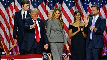 El presidente electo de EEUU, Donald J. Trump junto a Melania, su esposa, y el vicepresidente J.D. Vance y su esposa.