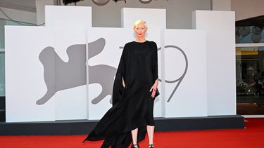 La actriz británica Tilda Swinton arriba a la 79 edición del Festival de Cine de Venecia.&nbsp;