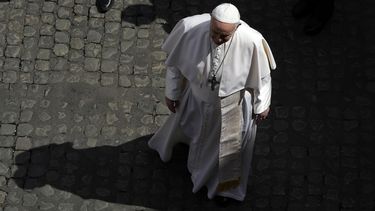 El papa Francisco camina durante su audiencia semanal por el patio de San Damaso, en el Vaticano, el 9 de junio de 2021.&nbsp;