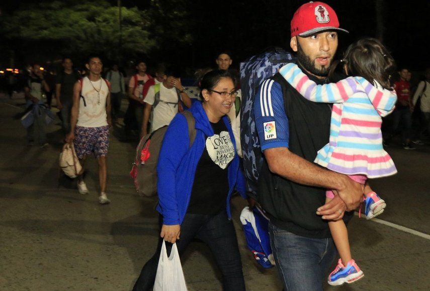 Migrantes parten a pie desde San Pedro Sula, Honduras, miércoles 15 de enero de 2020, con la esperanza de formar el tipo de caravana que llegó a la frontera de México con Estados Unidos.&nbsp;