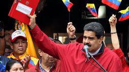 El presidente de&nbsp;Venezuela, Nicolás Maduro, muestra el decreto con la propuesta de constituyentes durante un acto oficial hoy, martes 23 de mayo.