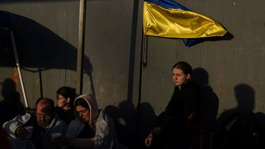 Refugiados ucranianos esperan cerca de la frontera, el 4 de abril de 2022, en Tijuana, México.&nbsp;