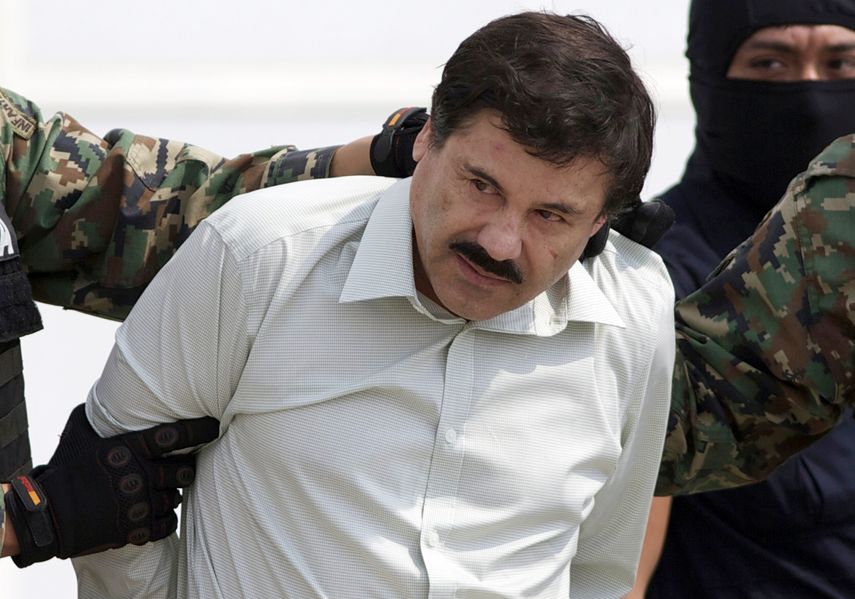 En esta fotografía de archivo del 22 de febrero de 2014, Joaquín El Chapo Guzmán, jefe del Cártel de Sinaloa, es escoltado hacia un helicóptero en la Ciudad de México tras su captura en el puerto turístico de Mazatlán.