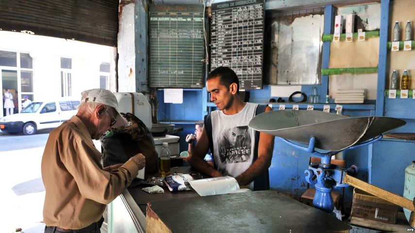Un cubano cuenta los centavos para comprar un paquete de detergente.
