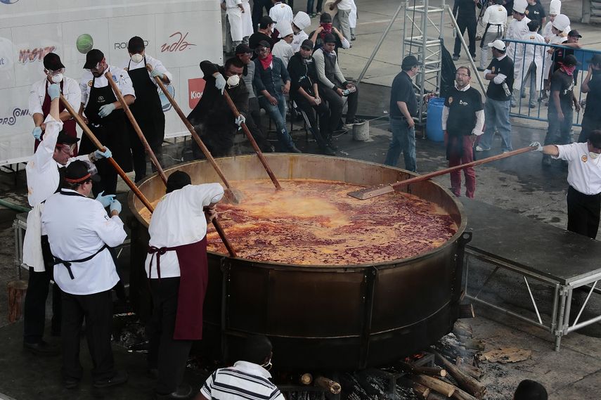 Cocineros preparan la sopa&nbsp;locro&nbsp;de papas bajo la dirección de la ecuatoriana Paulina Baum, en Quito.