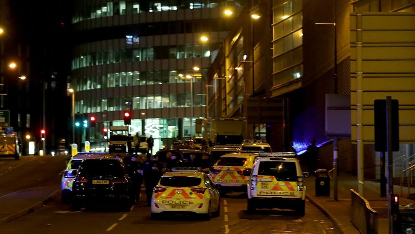 Vehículos de emergencia y policiales en las inmediaciones del&nbsp;Manchester&nbsp;Arena, al norte de Inglaterra donde este lunes se registraron dos explosiones con un saldo preliminar de al menos 19 muertos y unos 50 heridos, al finalizar un concierto de la cantante Ariana Grande.&nbsp;