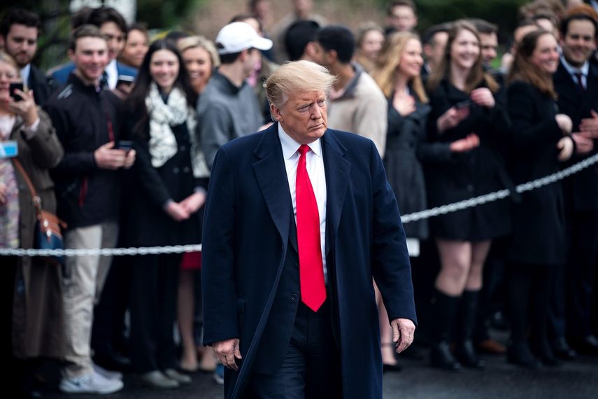 El presidente Donald Trump atiende a la prensa a su salida de la Casa Blanca de camino a su residencia de Mar-a-Lago este viernes en Washington DC.