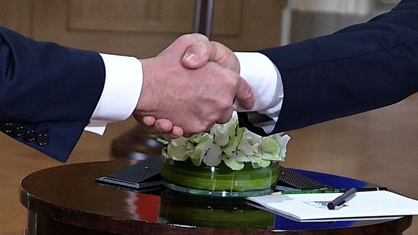 Los presidentes de EEUU Donald&nbsp;Trump y de Rusia Vladímir Putin se estrechan la mano durante su primera cumbre formal celebrada en el Palacio Presidencial de Helsinki, Finlandia.