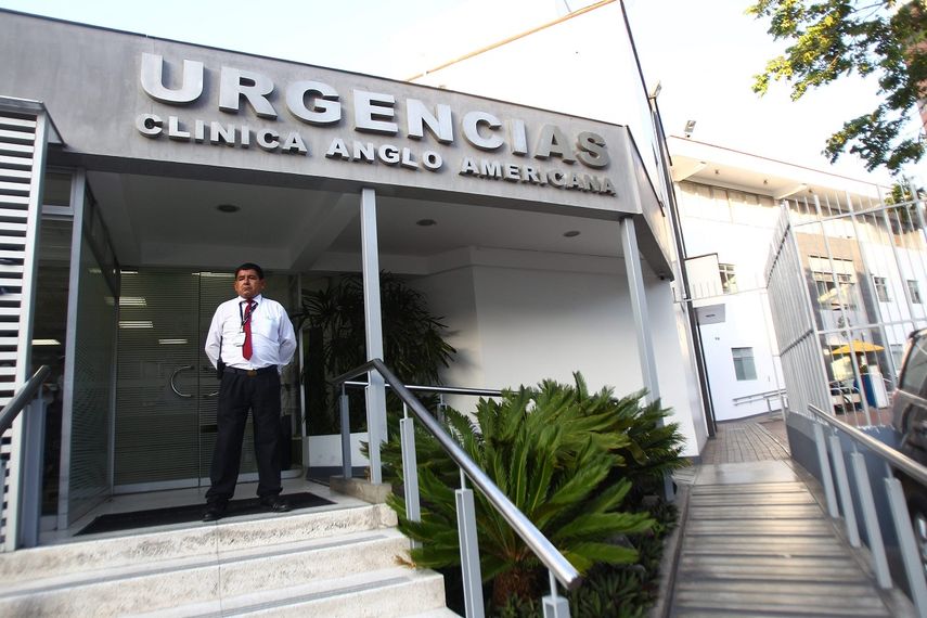 Vista de la entrada a la Clínica Angloamericana, donde se encuentra internado el expresidente Pedro Pablo Kuczinsky en Lima, Perú.
