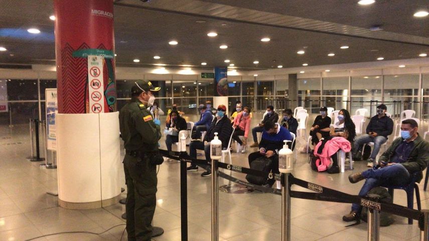 La gr&aacute;fica recoge a colombianos que regresaron desde la Rep&uacute;blica Dominicana en el vuelo ferry coordinado por la Canciller&iacute;a de este pa&iacute;s, regresando a casa a estos ciudadanos que quedaron varados por efectos de la emergencia sanitaria.&nbsp;