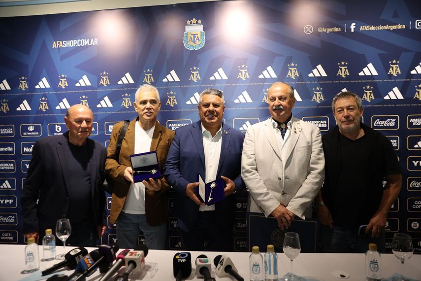 Omar Larrosa y Alberto Tarantini, campeones mundiales de 1978; los directivos Claudio Tapia y Fernando Isla; y Carlos Tapia, campeón mundial 1986.