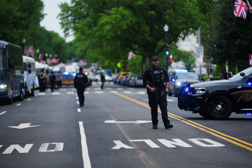 El Servicio Secreto de EEUU bloquea una calle cerca de la Casa Blanca, en Washington, DC, el 28 de abril de 2026.