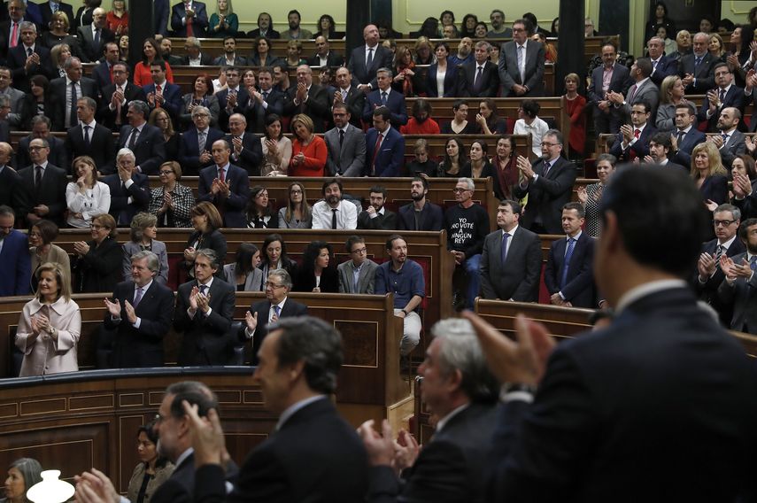 Diputados y senadores al término del discurso pronunciado por el&nbsp;rey&nbsp;Felipe&nbsp;VI, durante la sesión solemne de la apertura de las Cortes en la XII Legislatura. El grupo podemos se quedaron sentados.&nbsp;