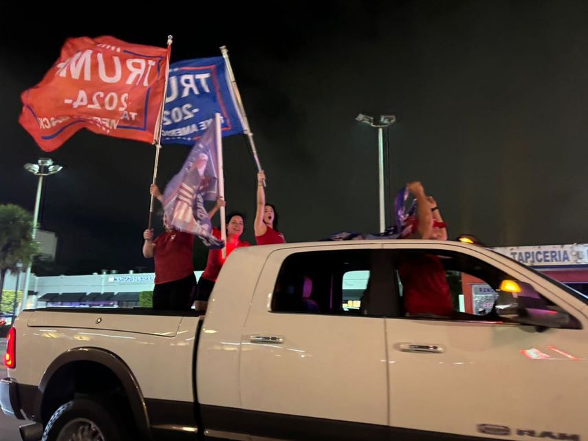 Simpatizantes del expresidente Donald Trump celebran el triunfo del republicano la madrugada del miércoles en la ciudad de Miami.