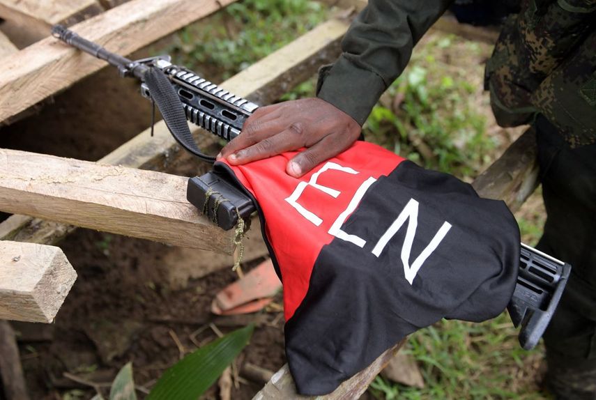 Detalle del arma de un rebelde de la patrulla del Ej&eacute;rcito de Liberaci&oacute;n Nacional (ELN) cerca del r&iacute;o Baud&oacute; en el provincia de Choc&oacute;, Colombia, el 26 de octubre de 2023.