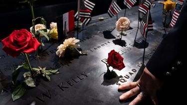 Un bombero coloca su mano sobre los nombres tallados en el ala sur durante las ceremonias para conmemorar el 20mo aniversrio de los ataques terroristas del 11 de septiembre. Museo Nacional del 11 de Septiembre, en Nueva York.