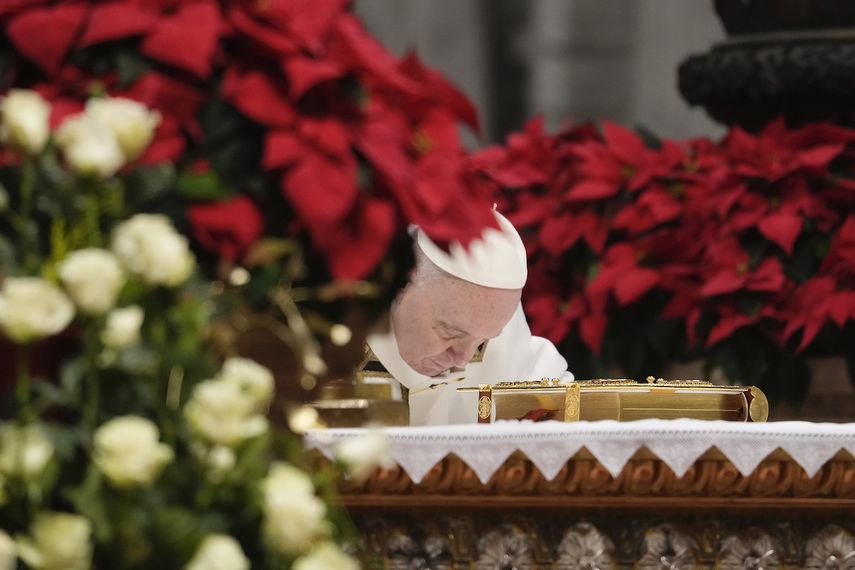 El papa Francisco se inclina sobre el altar durante la misa de la Epifanía, en la Basílica de San Pedro, en el Vaticano, el 6 de enero de 2022.&nbsp;
