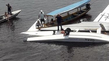 un muerto y cuatro heridos al caer avion de greenpeace en rio de la amazonia