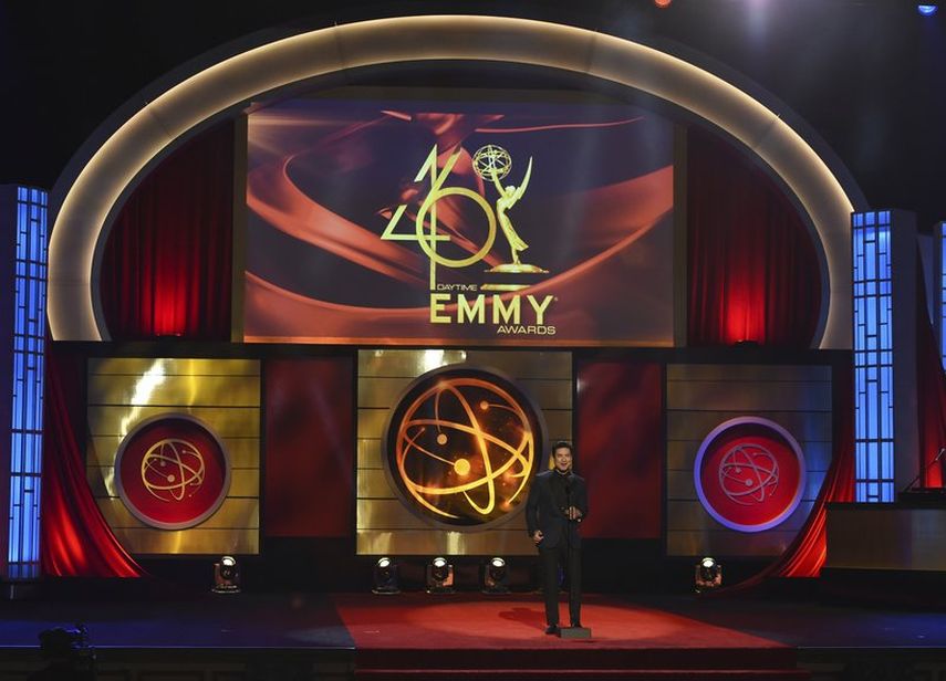 Esta foto de archivo del cinco de mayo de 2019 muestra al anfitri&oacute;n Mario L&oacute;pez en el escenario en la 46 edici&oacute;n anual de los premios Daytime Emmy Awards en Pasadena, California.&nbsp;