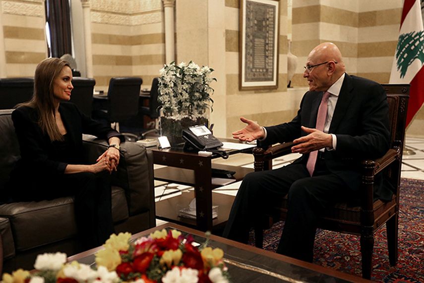 El primer ministro libanés Tammam Salam se reúne con la enviada especial del alto comisionado de las Naciones Unidas para los refugiados Angelina Jolie en el palacio de gobierno en Beirut. (AP)
