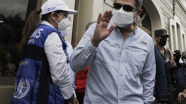 El presidente de Honduras, Juan Orlando Hernández, saluda tras llegar a una base aérea en Tegucigalpa, Honduras, el sábado 13 de marzo del 2021