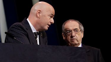 El presidente de la FIFA, Gianni Infantino (Izquierda) cuenta con el apoyo del presidente de la Federación Francesa de Fútbol Noël Le Graët (Derecha)
