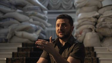 El presidente de Ucrania Volodimir Zelenski habla en una entrevista con The Associated Press en su oficina en Kiev el 9 de abril del 2022.&nbsp;